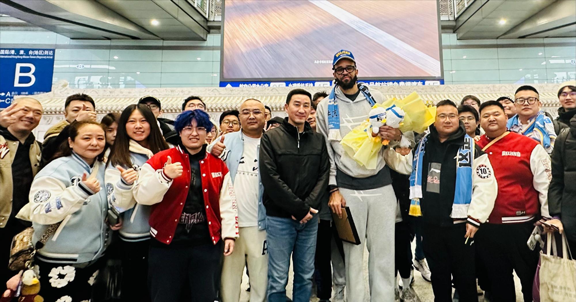 华体会中国-周琦新帮手！2米13中锋签约北京，上海外援不敢嚣张，杜锋心凉了